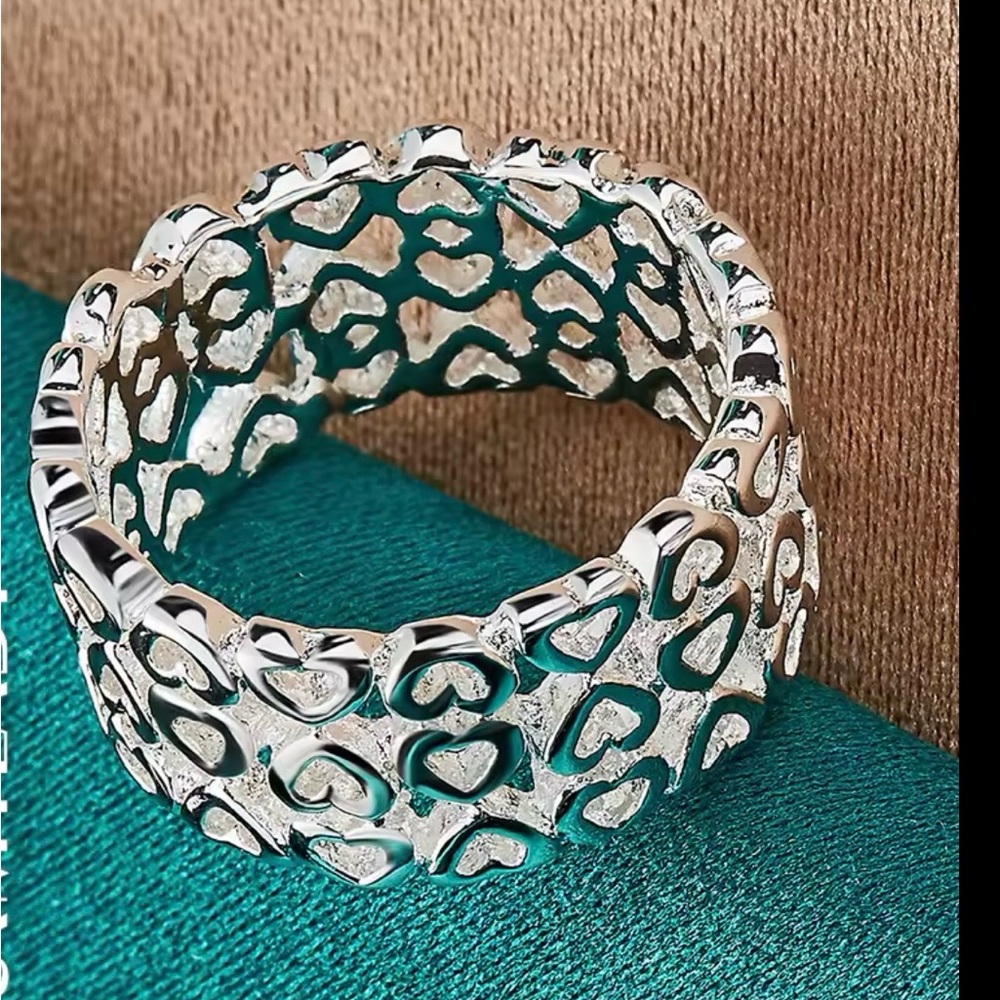 Silver Heart Pattern Thumb Ring - Picture 5 of 8